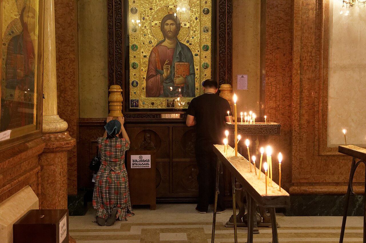 Как правильно молиться в церкви: простое руководство